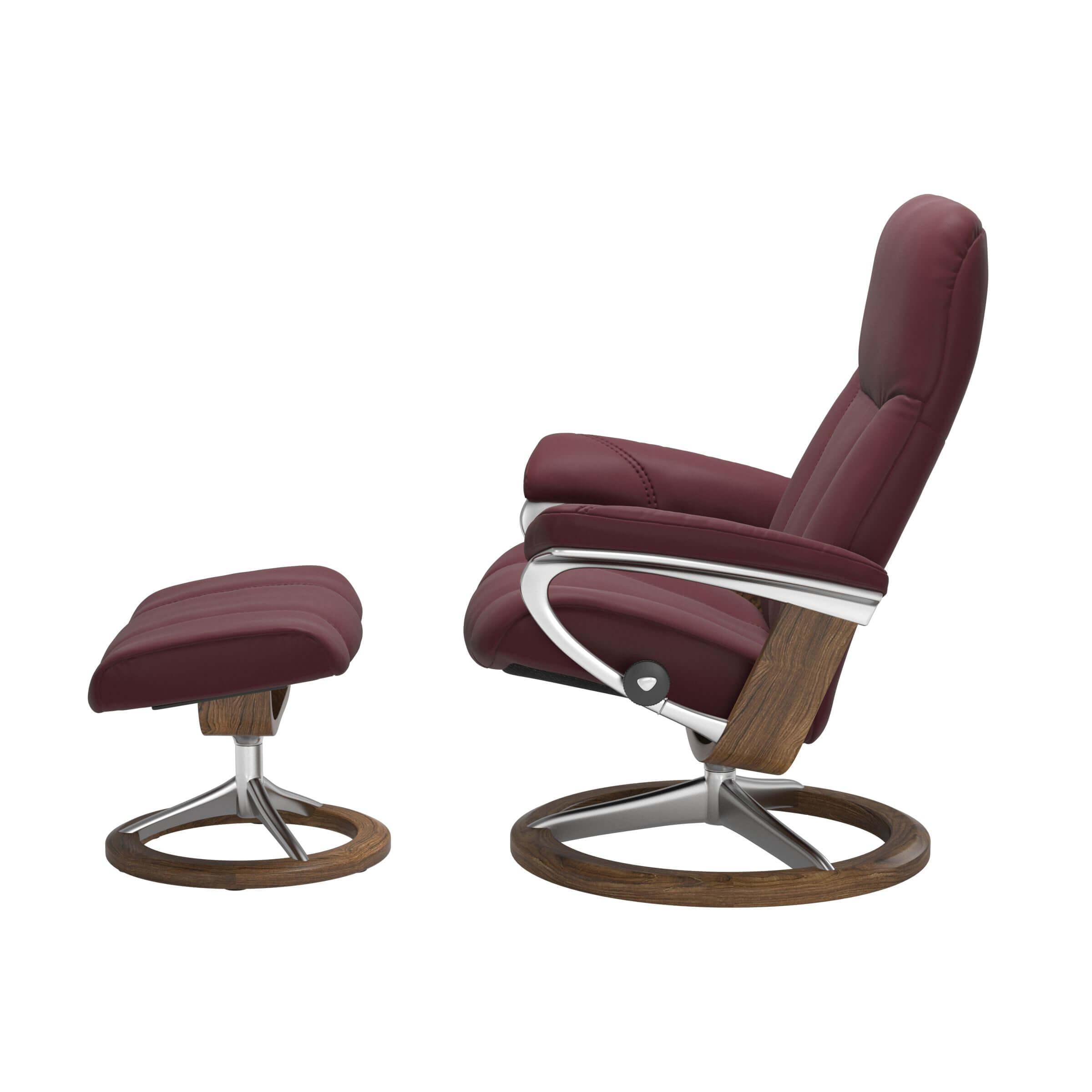 seitliche Ansicht vom Stressless Sessel Consul in bordeauxfarbenem Echtleder mit Signature Ungestell in Teakfarben gebeiztem Holz und Metall Chrom, inklusive Stressless Hocker