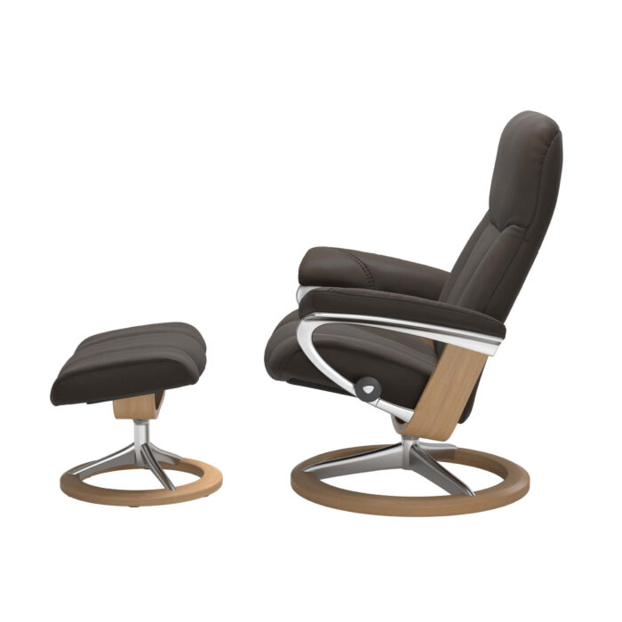 Seitenansicht von Stressless Sessel Consul mit Signature Gestell, Lederbezug in Batick Braun, Gestell in Holz Eichefarben gebeizt und Metall Chrom, mit Stressless Hocker