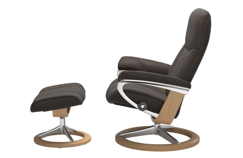 Stressless Consul Signature Sessel in Leder Batick braun von der Seite, mit Hocker Stressless Consul Signature Sessel in Leder Batick braun von der Seite, mit Hocker