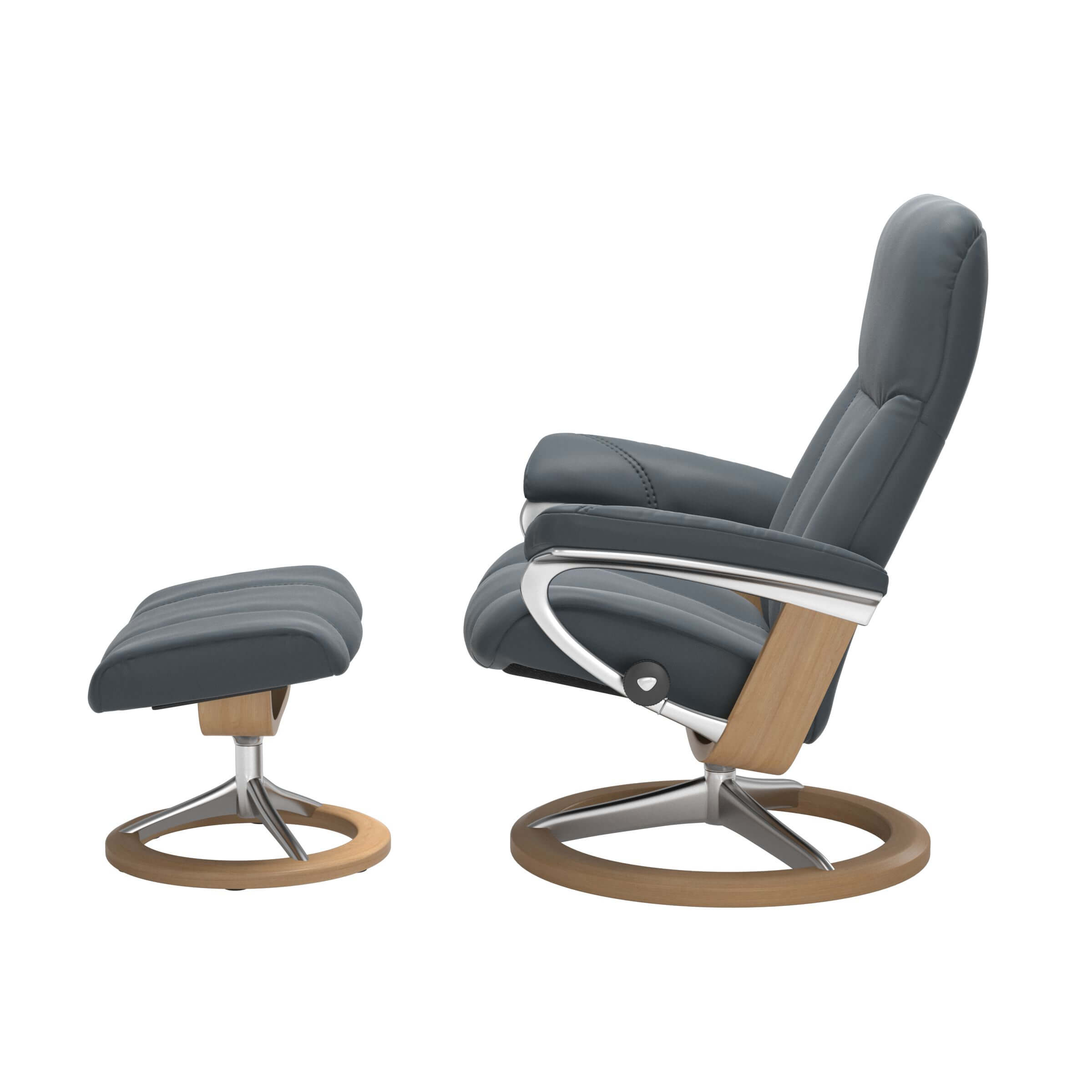 Seitliche Ansicht vom Stressless Sessel Consul mit Hocker, Untergestell Signature mit eichefarben gebeiztem Holz und Metall chrom, bezogen in Leder Batick Atlantic Blue
