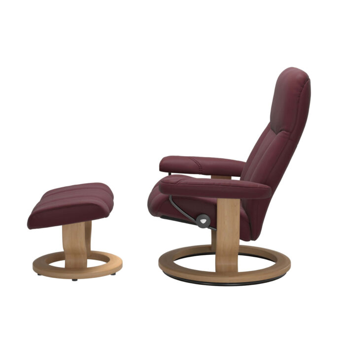 Stressless Consul von der Seite, Sessel mit Hocker, bezogen in Leder Batick bordeaux, mit Classic Gestell in Holz Eichefarben gebeizt