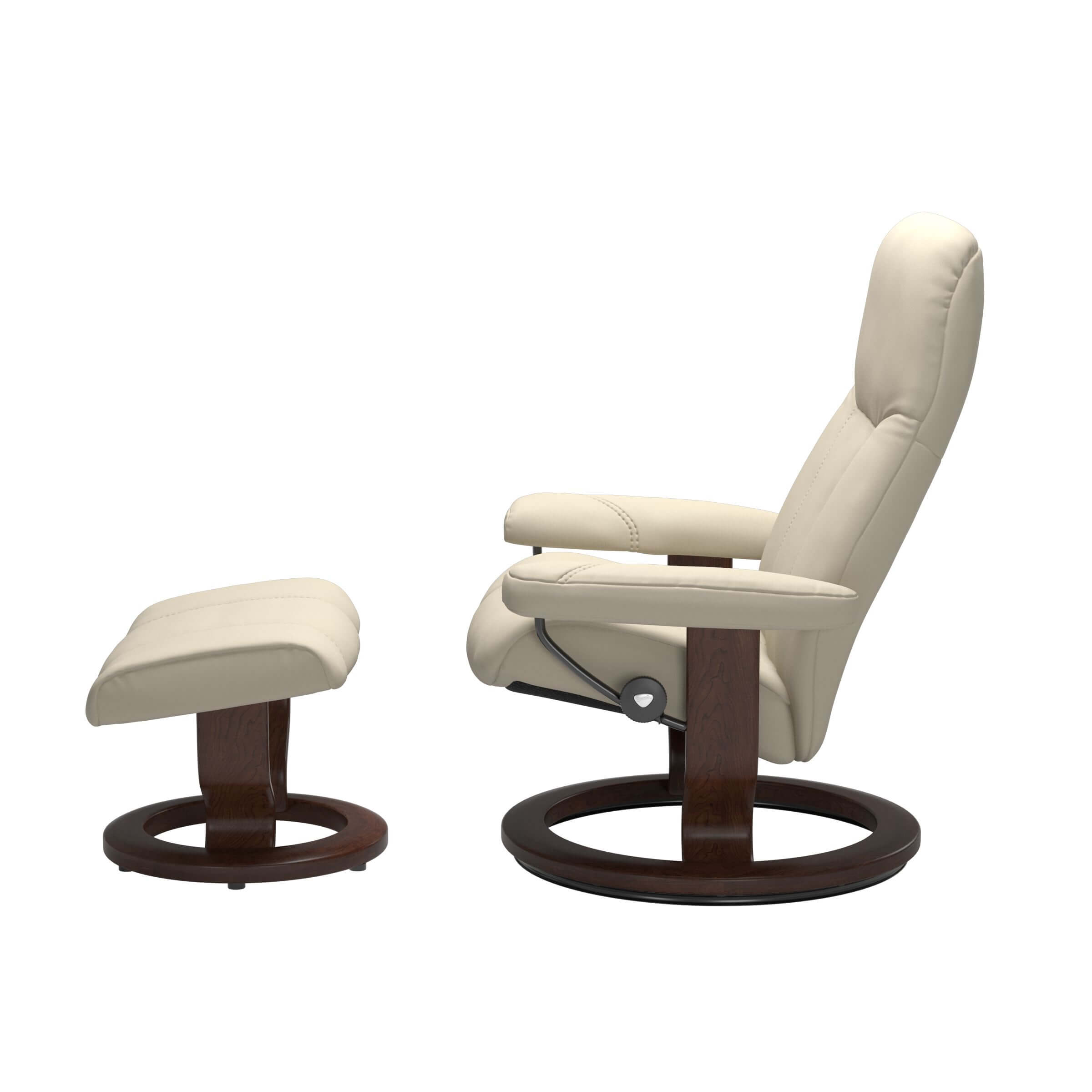 Stressless Sessel und Hocker Consul mit Classic Untergestell in Holz braun gebeizt, bezogen in Echtleder Batick cream, seitliche Ansicht