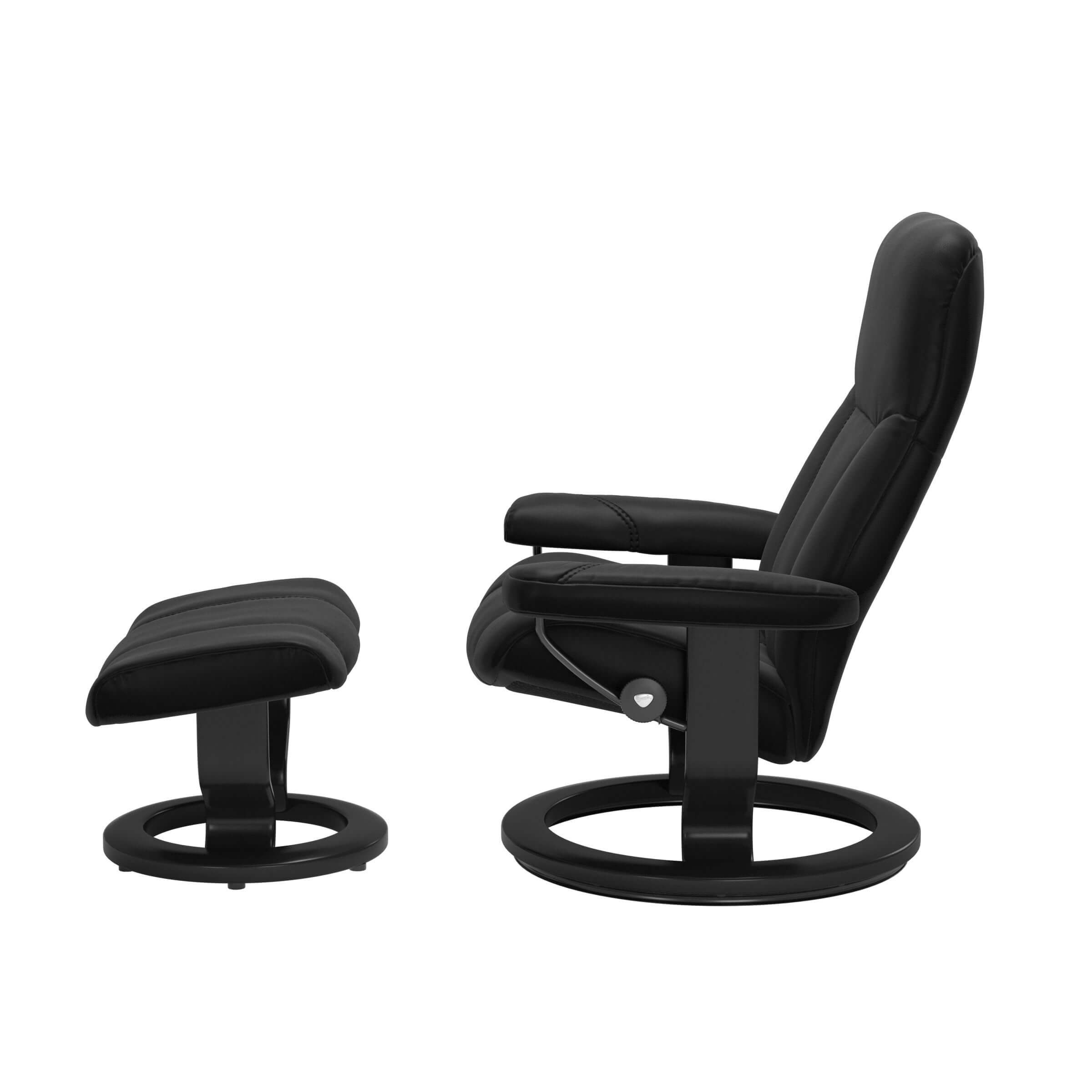 seitliche Ansicht von Stressless Sessel Consul in Leder schwarz mit Classic Gestell in Holz schwarz gebeizt
