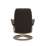 Rückansicht vom Stressless Modell Consul Signature in Leder Batick Braun, Gestell mit eichefarben gebeiztem Holz und Metall Chrom