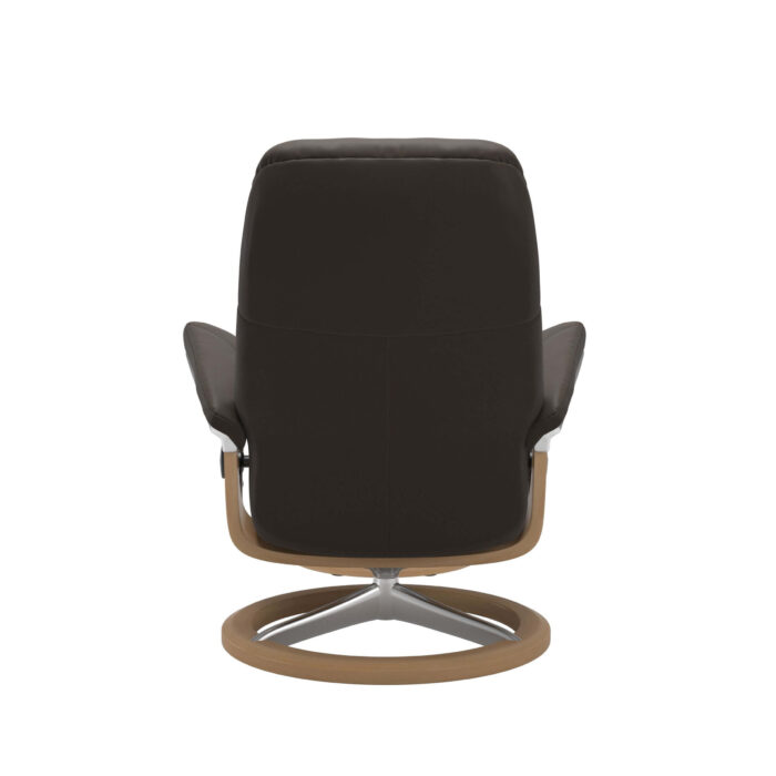 Rückansicht vom Stressless Modell Consul Signature in Leder Batick Braun, Gestell mit eichefarben gebeiztem Holz und Metall Chrom