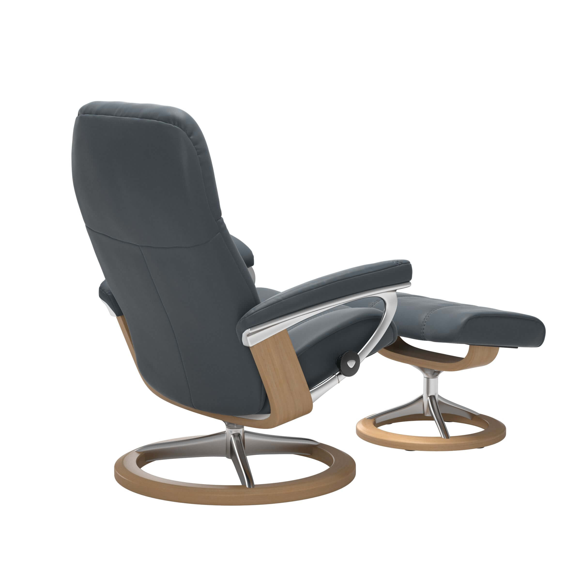 Stressless Sessel von hinten rechts, Modell Consul mit Hocker, bezogen in Echtleder Batick Atlantic Blue, mit Signature Gestell eichefarben gebeizt und Metall Chrom