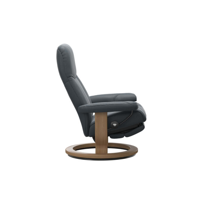 seitliche Ansicht vom Stressless Power Sessel Consul mit Holzgestell in Eiche gebeizt und Echtlederbezug Batick Atlantic Blue