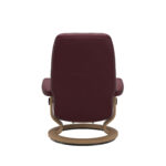 Stressless Sessel von hinten, Modell Consul in Leder Batick bordeaux, Classic Gestell in Holz Eichefarben gebeizt