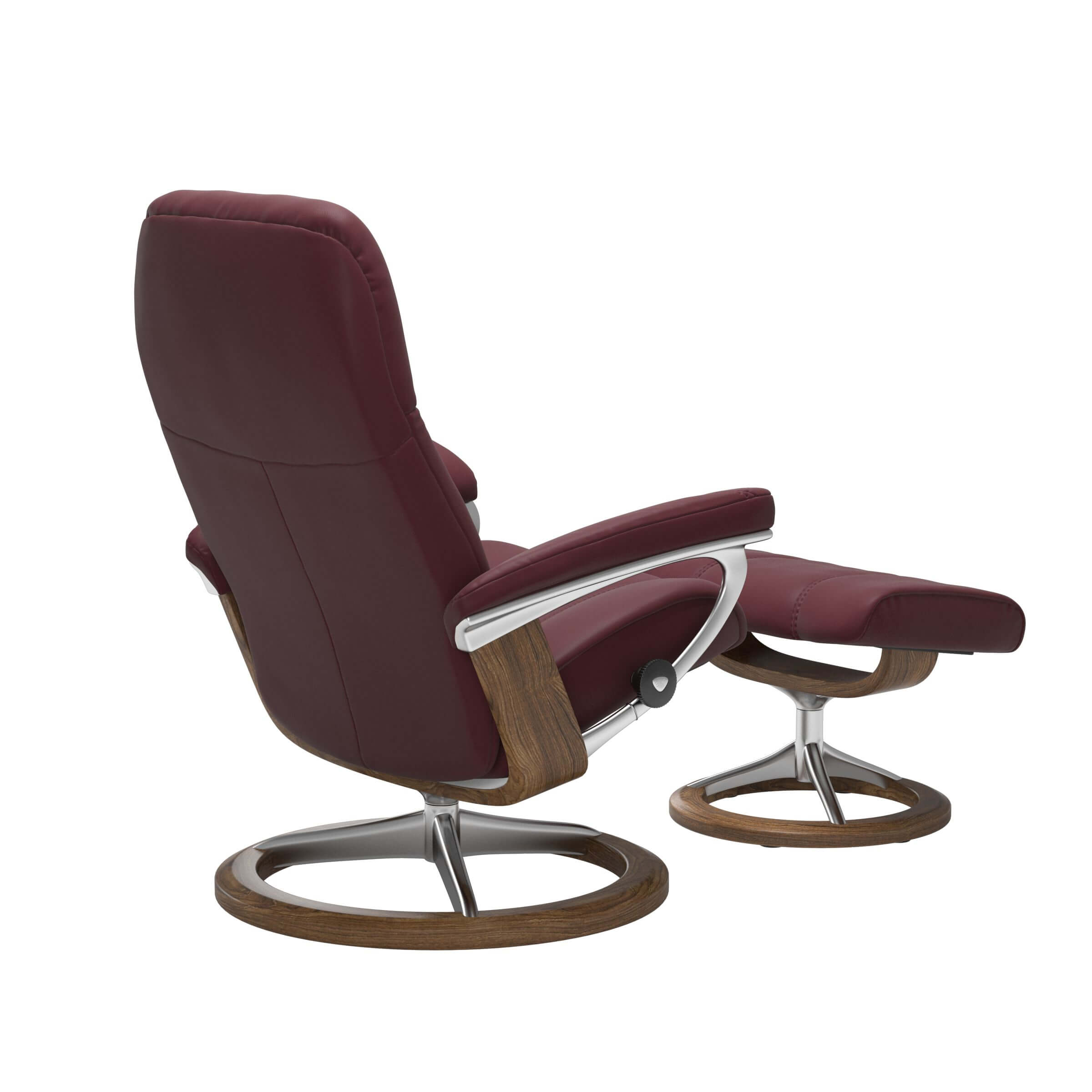 Stressless Sessel Consul von schräg hinten, bezogen in Echtleder Batick bordeau, mit Signature Untergestell Teakfarben gebeizt und Metall Chrom