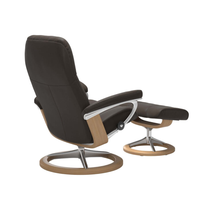 Ansicht von seitlich hinten von Stressless Consul mit Signature Untergestell in Eichefarben gebeizt und Metall Chrom, Bezogen in Echtleder Batick Braun