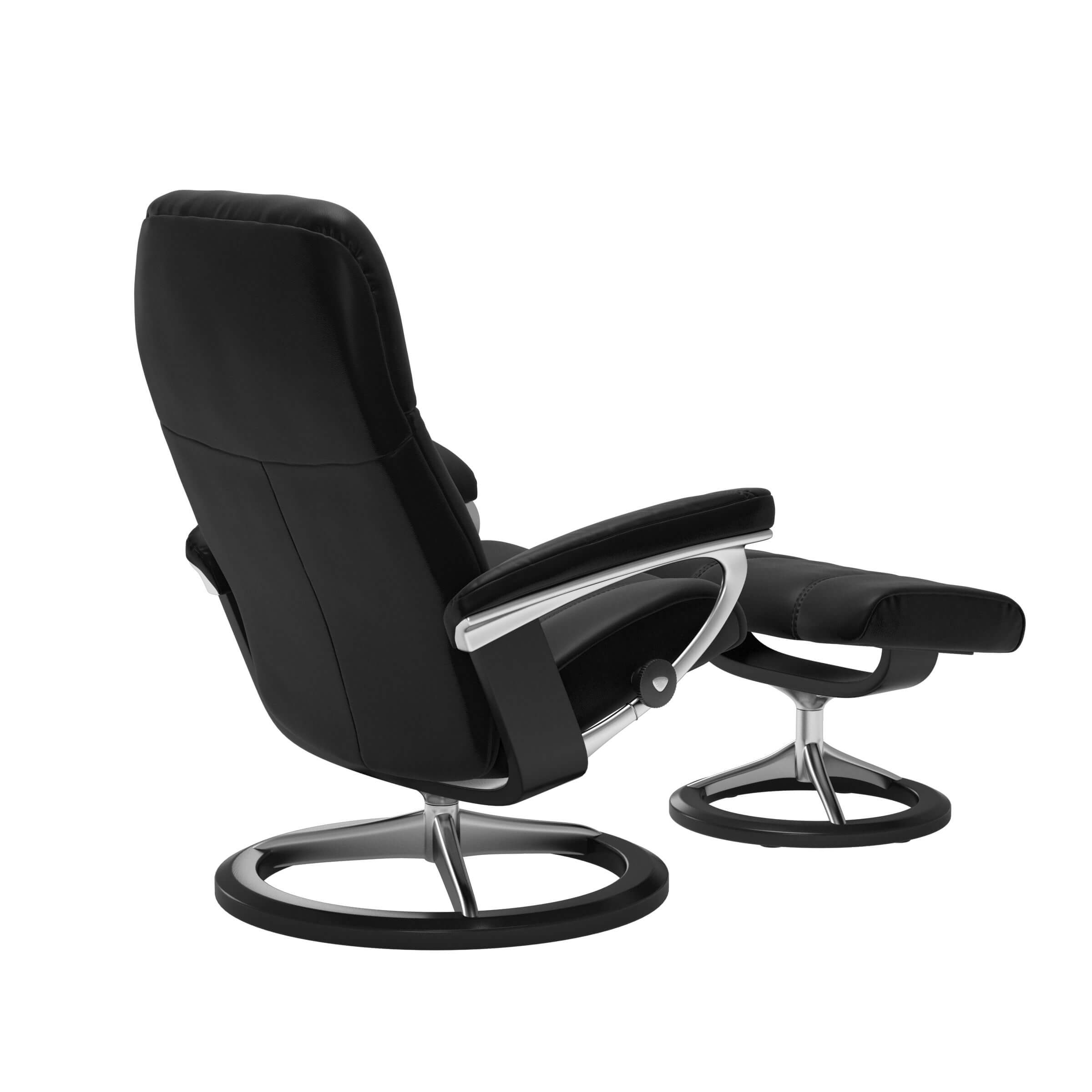 Stressless Sessel von hinten rechts abgebildet, Modell Consul Signature mit Holz schwarz gebeizt und Metall chrom, bezogen in Echtleder Batick schwarz