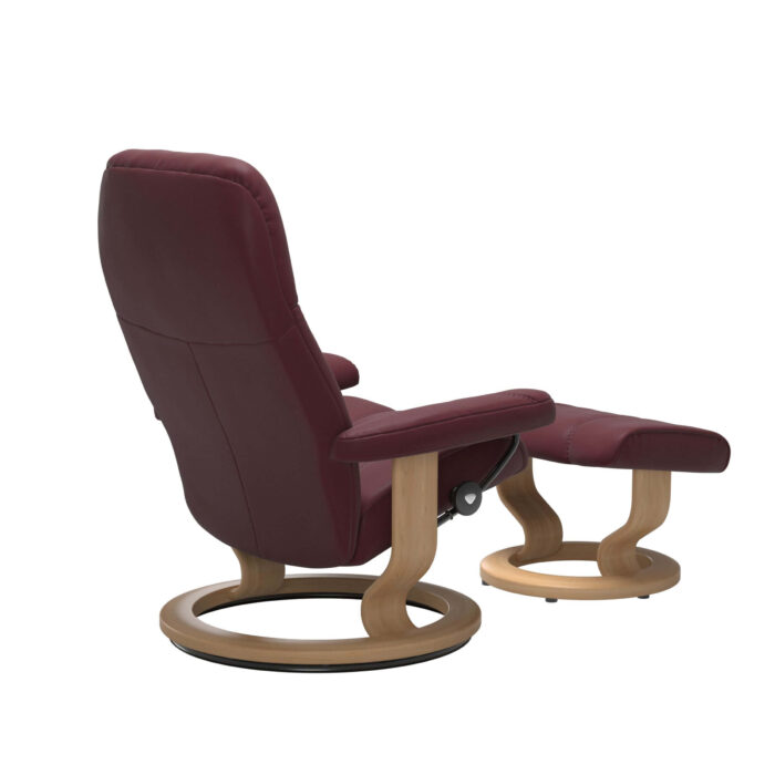 Ansicht von schräg hinten, Stressless Sessel Consul in Leder Batick Bordeaux mit Classic Gestell in Eichefarben gebeiztem Holz
