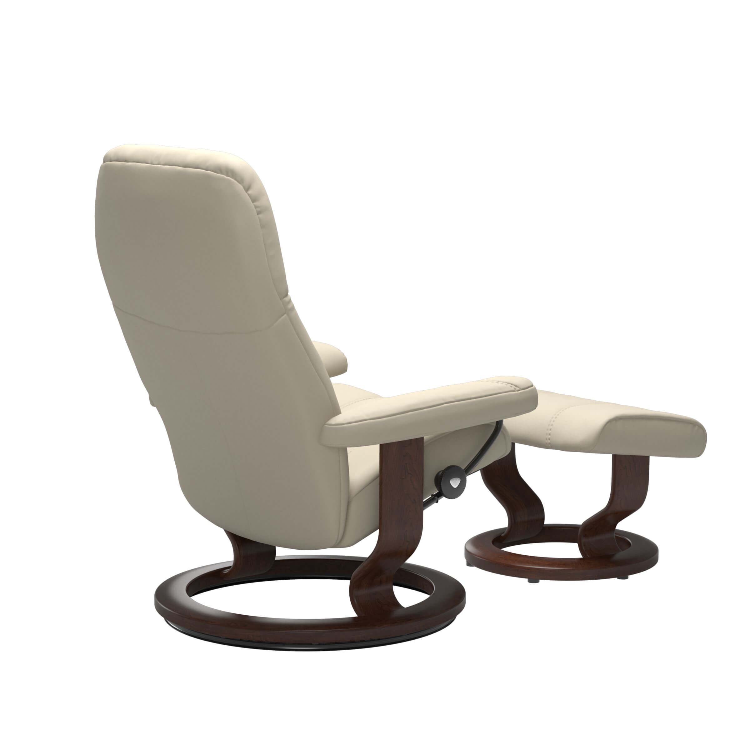 Stressless Sessel von schräg hinten abgebildet, Modell Consul Classic mit Holz braun gebeizt und Leder Batick cream