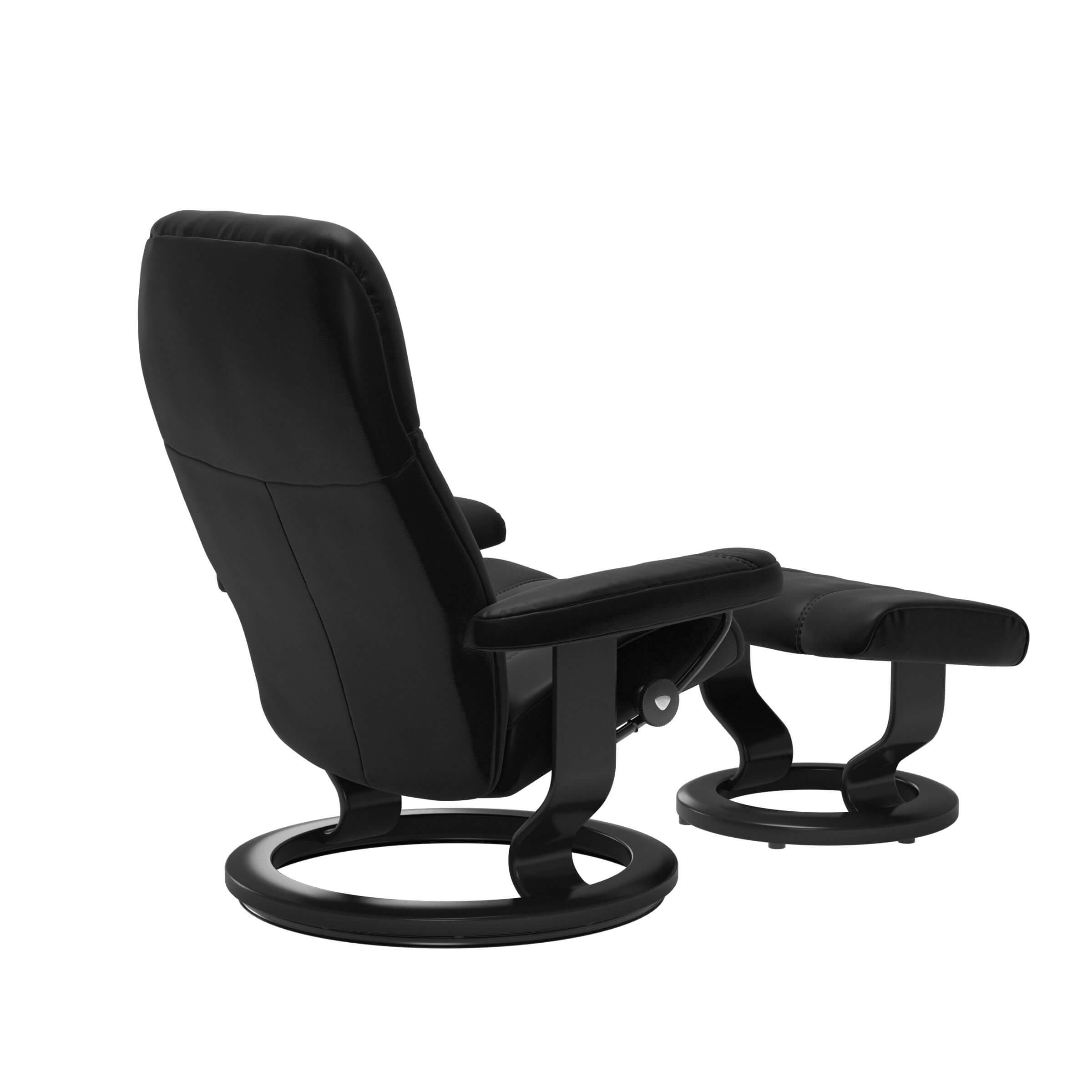 Ansicht von hinten rechts, Stressless Sessel Consul Classic mit Hocker, Leder Batick schwarz, Holz schwarz gebeizt