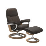 Stressless Modell Consul mit Signature Untergestell in Holz Eichefarben gebeizt und Metall Chrom, bezogen in Leder Batick braun, inklusive Hocker