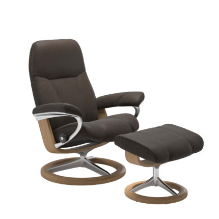 Stressless Modell Consul mit Signature Untergestell in Holz Eichefarben gebeizt und Metall Chrom, bezogen in Leder Batick braun, inklusive Hocker