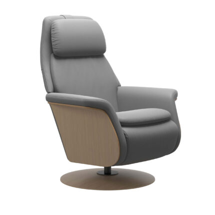 Stressless Modell Sam mit Holzelementen an der Armlehne, Eichefarben gebeizt und Disc Base, bezogen in Echtleder Batick Wild Dove, mit elektrischer Verstellung