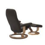 Ansicht von schräg hinten, Stressless Sessel Consul mit Hocker, Classic Untergestell in Holz Eichefarben gebeizt, Bezug in Echtleder braun