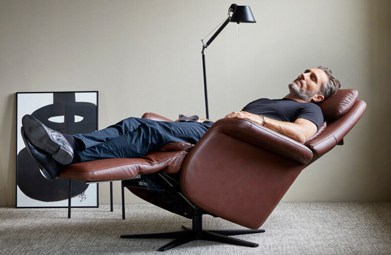 Stressless Relaxsessel Sam mit entspanntem Mann