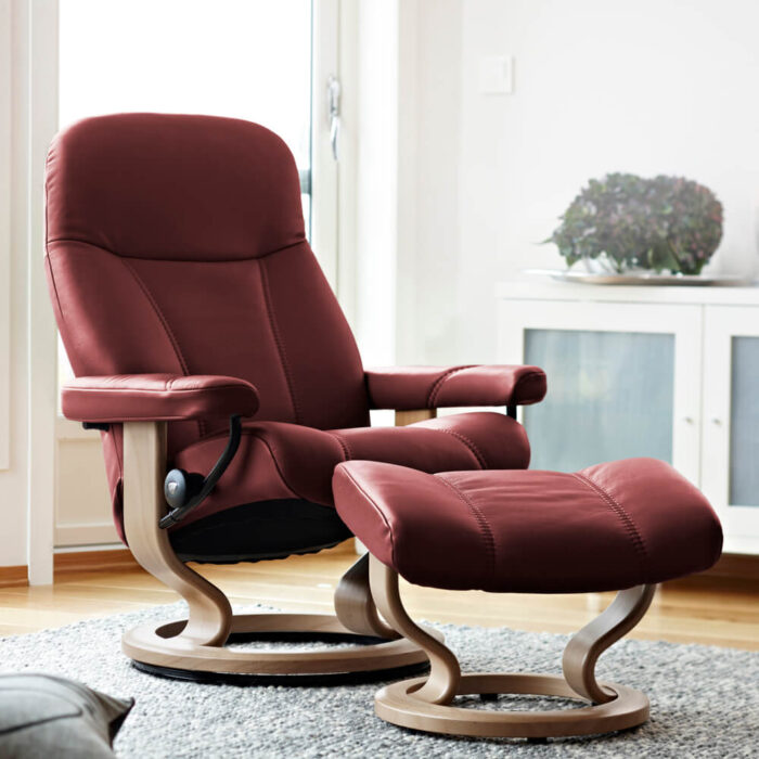 Stressless Sessel Consul in Wohnumgebung fotografiert, Bezug Batick bordeaux, Untergestell Classic in Holz Eichefarben gebeizt