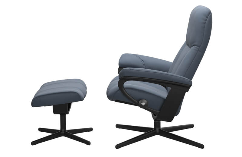 Stressless Sessel Consul Cross von der Seite fotografiert, mit Hocker, Untergestell in schwarz, Lederbezug in Paloma Sparrow Blue
