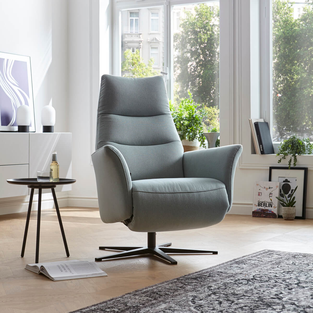 Elektrisch verstellbarer Sessel mit Stoffbezug