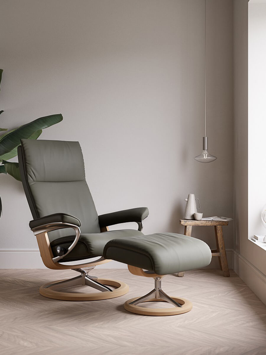 Stressless Sessel Aura mit Signature Untergestell in Eichefarben gebeizt und Metall Chrom, bezogen mit olivgrünem Leder