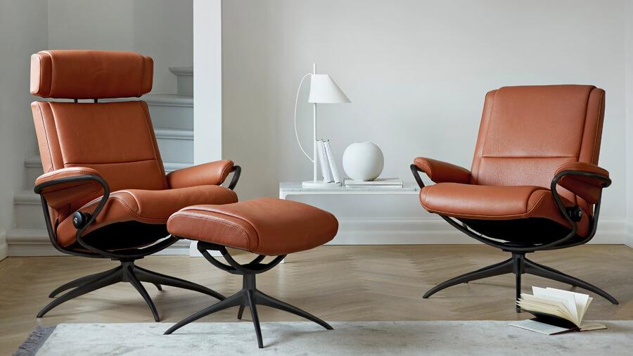 Stressless Sessel Paris in zwei Varianten, mit niedrigem Rücken und mit verstellbarer Kopfstütze, bezogen in Leder mit schwarzem Metall-Untergestell Starbase.