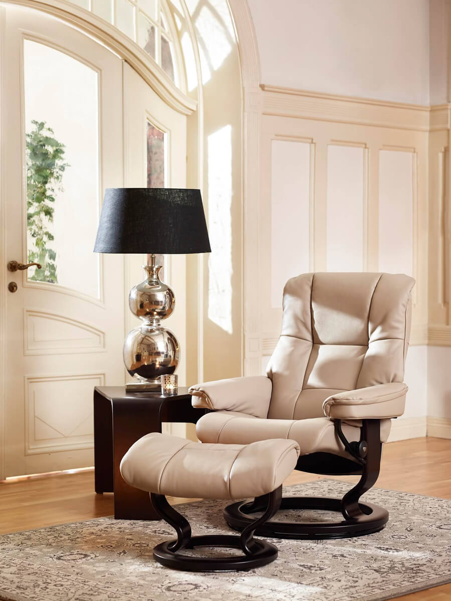 Stressless Mayfair Classic Sessel mit Hocker, mit Holzgestell in braun und Leder in beige